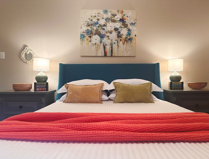 Spálňa 2 má pohodlný matrac s pamäťovou penou. Skriňa je vybavená posteľnou bielizňou navyše, stojanom na batožinu a vešiakmi, čo poskytuje dostatok priestoru na uloženie oblečenia.