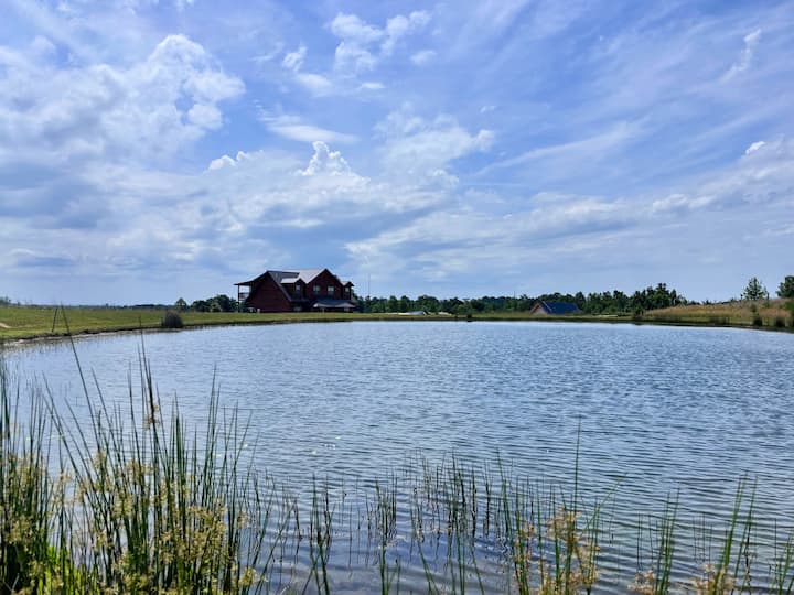 Big Valley-Pond Access, Pool Table, Hot Tub, WI-FI