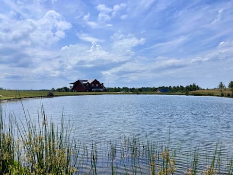 Big Valley-Pond Access, Pool Table, Hot Tub, WI-FI