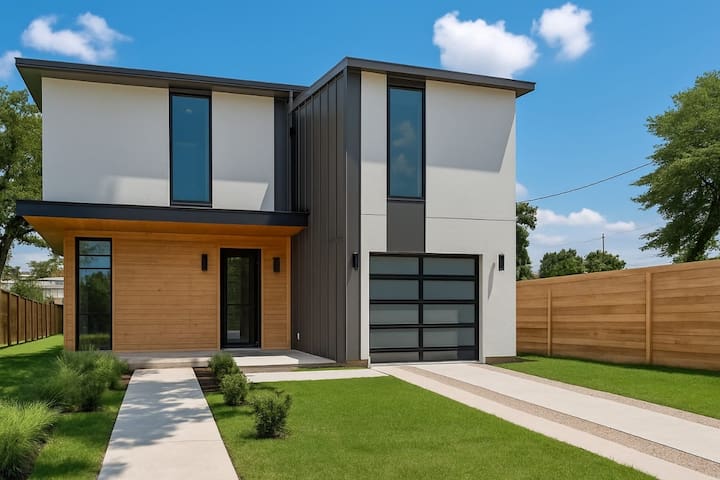 Dtown Modern Retreat :Steps from Everything + Pool