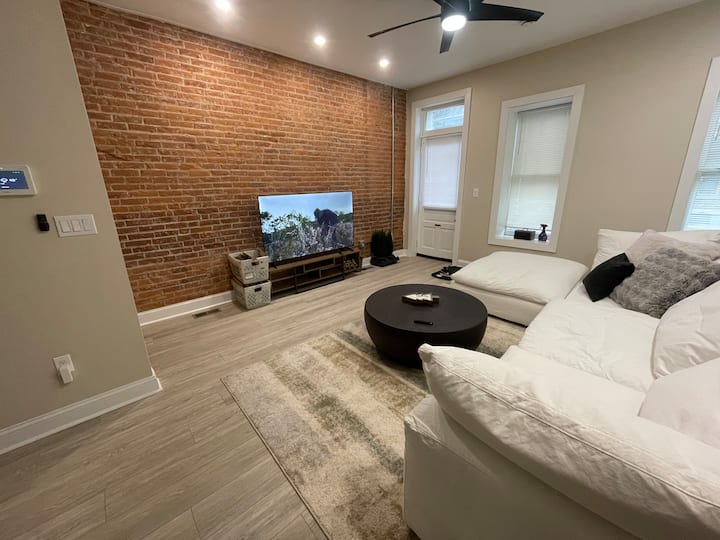 Sir Isaac’s Place | Elegant Retreat In Allentown - Allentown, PA