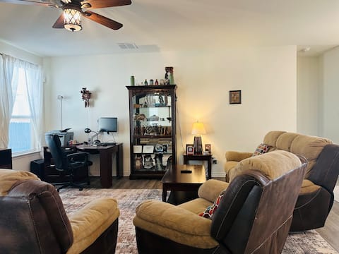 Top Airbnb: New Home by RAFB with EV Charger in I 10 East Corridor