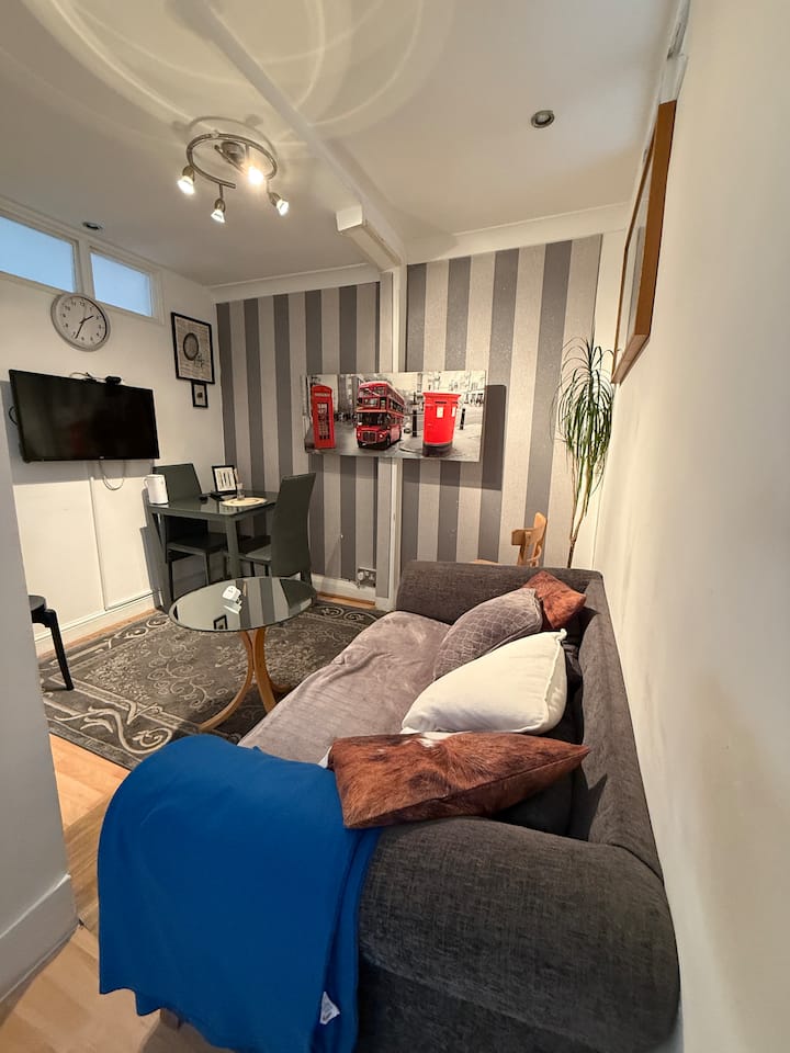 Lively 2br Flat Near Hyde Park • Sleeps 4 - London Paddington Station