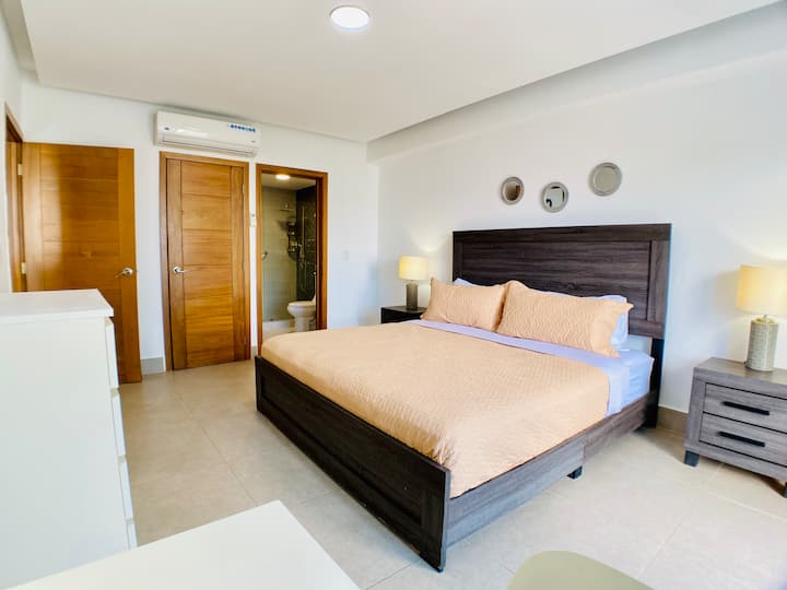 Veľká manželská posteľ, klimatizácia a uzáver pre úplné zatemnenie a lepší spánok