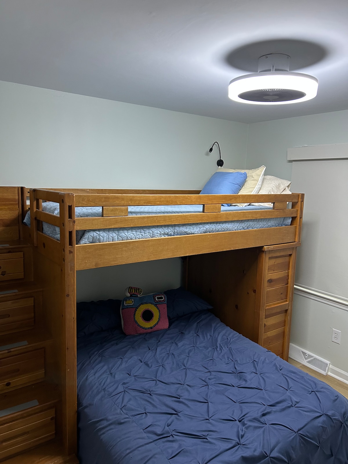 Të dy krevatet kanë një abazhur privat leximi. 