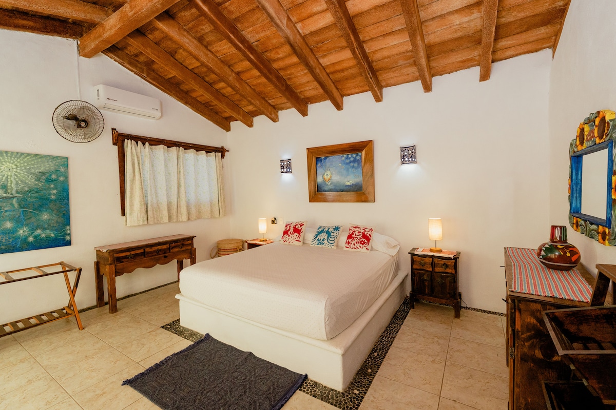 غرفة النوم هذه في الطابق العلوي مع سرير بحجم كينج وحمام خاص مع دش. غرفة لمرتبة هوائية بحجم كوين أو سرير أطفال
أبواب مفتوحة على الشرفة مع إطلالة على المحيط 