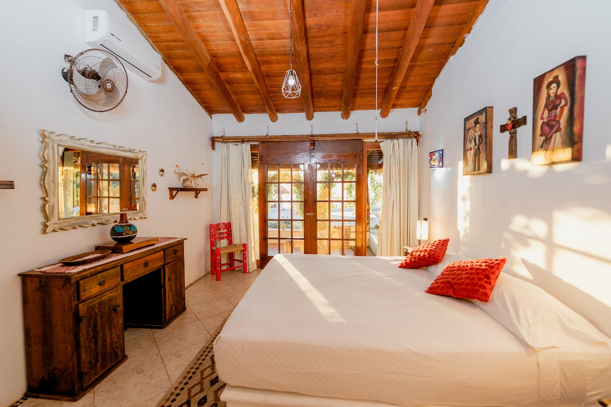 تقع غرفة النوم هذه في الطابق الأول