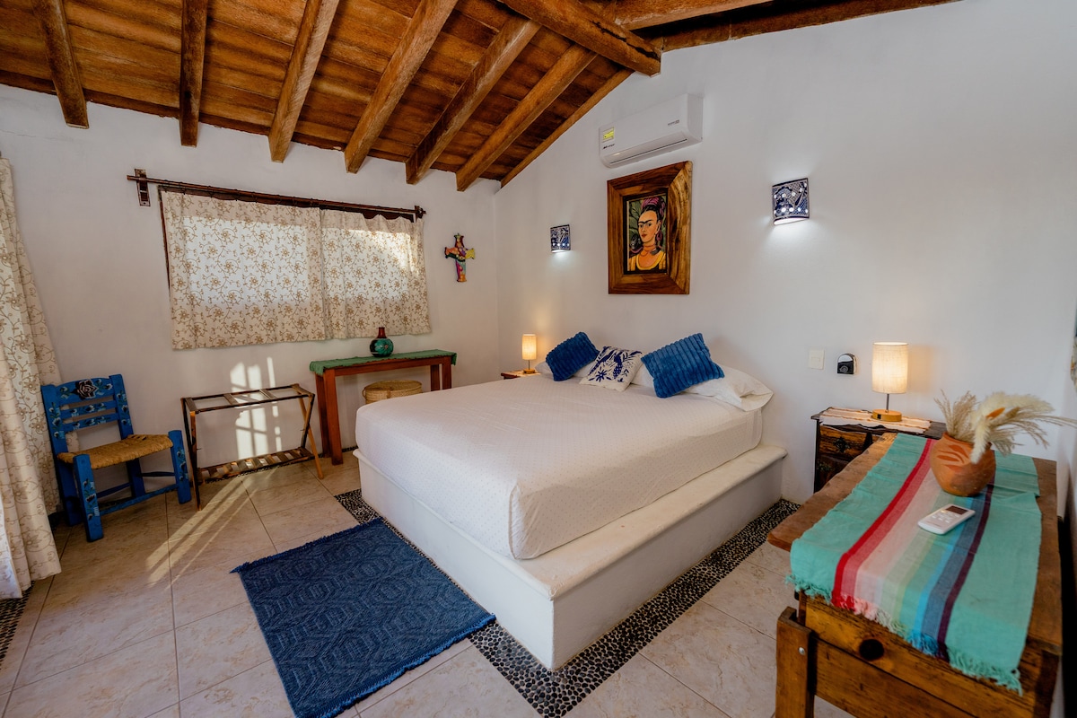 غرفة النوم هذه في الطابق العلوي مع سرير بمقاس كينج وغرفة لمرتبة هوائية أو سرير أطفال 
حمام خاص بدش 
النافذة تطل على المحيط.  تفتح الأبواب على الشرفة مع إطلالات خلابة على المحيط.
الناموسيات متاحة لجميع غرف النوم عند الطلب