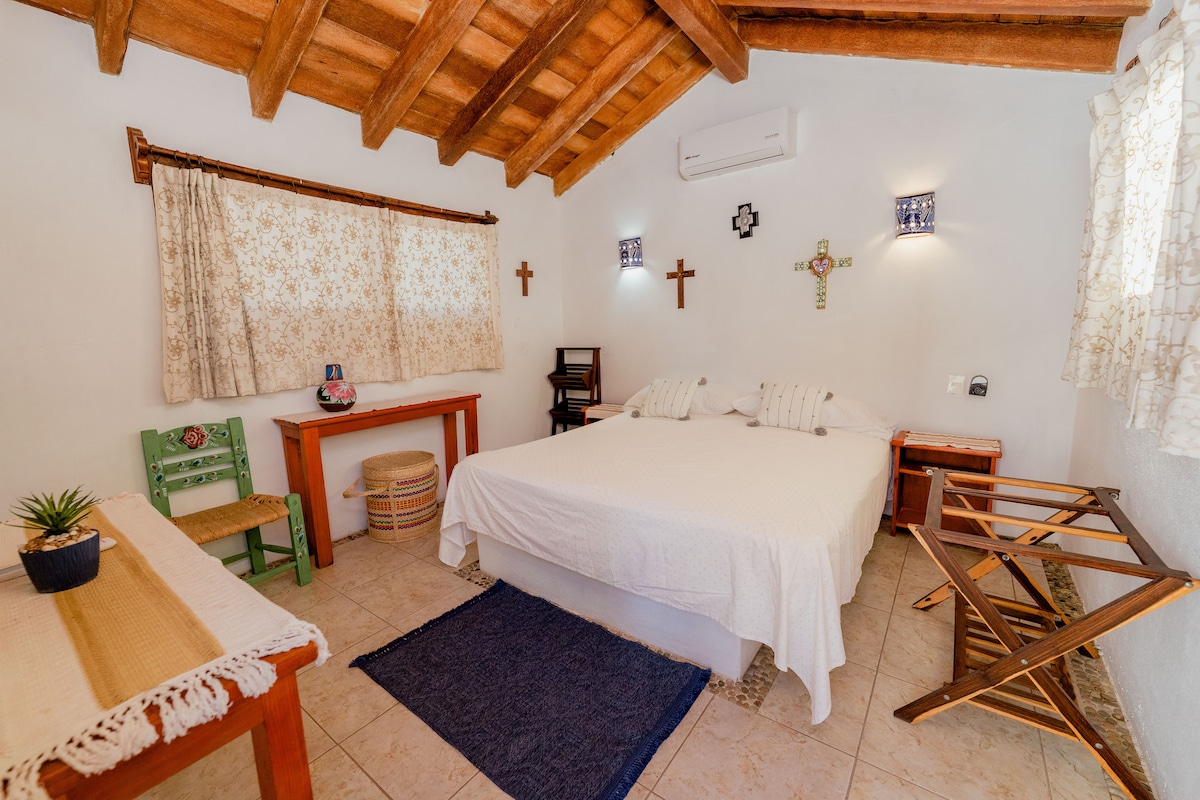 غرفة النوم في الطابق العلوي مع سرير بحجم كينج وحمام خاص مع دش.
لا توجد مساحة كافية لمرتبة هوائية 
يجب أن يكون السرير قادرًا على التناسب 