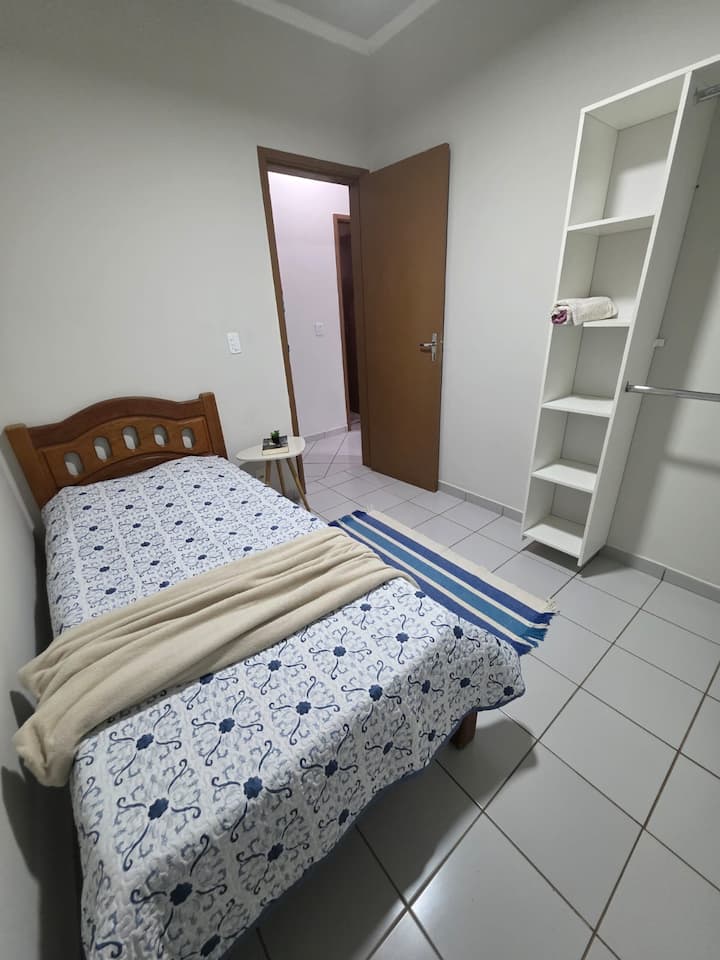 Spavaća soba s krevetom za jednu osobu, stropnim ventilatorom, noćnim ormarićem, ormarom s vješalicama i zavjesom za zamračivanje. (Nudimo cijeli komplet: komplet posteljine, jastuk, deku, ručnik, sapun (1 po kupaonici i 1 rola toaletnog papira po kupaonici)