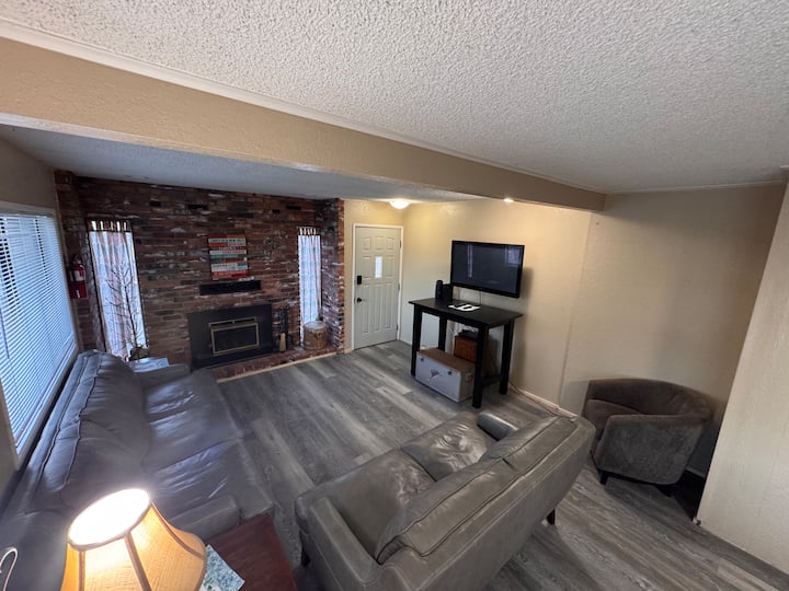 House In Town, 2 Bedroom, 2 Bath Loft & Parking ! - レブンワース, WA