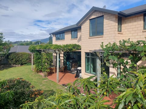 Spacious, private and sunny oasis. Entire house