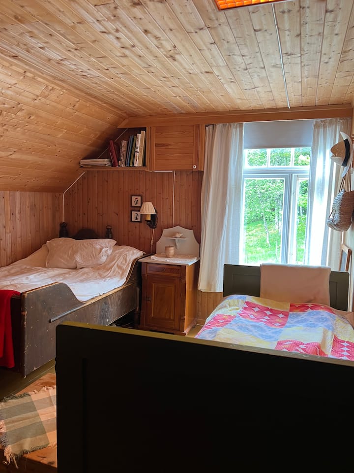 Собата има три кревета. Едниот е удобен стар кревет со тркалца, кој може да се користи како мал брачен кревет. 