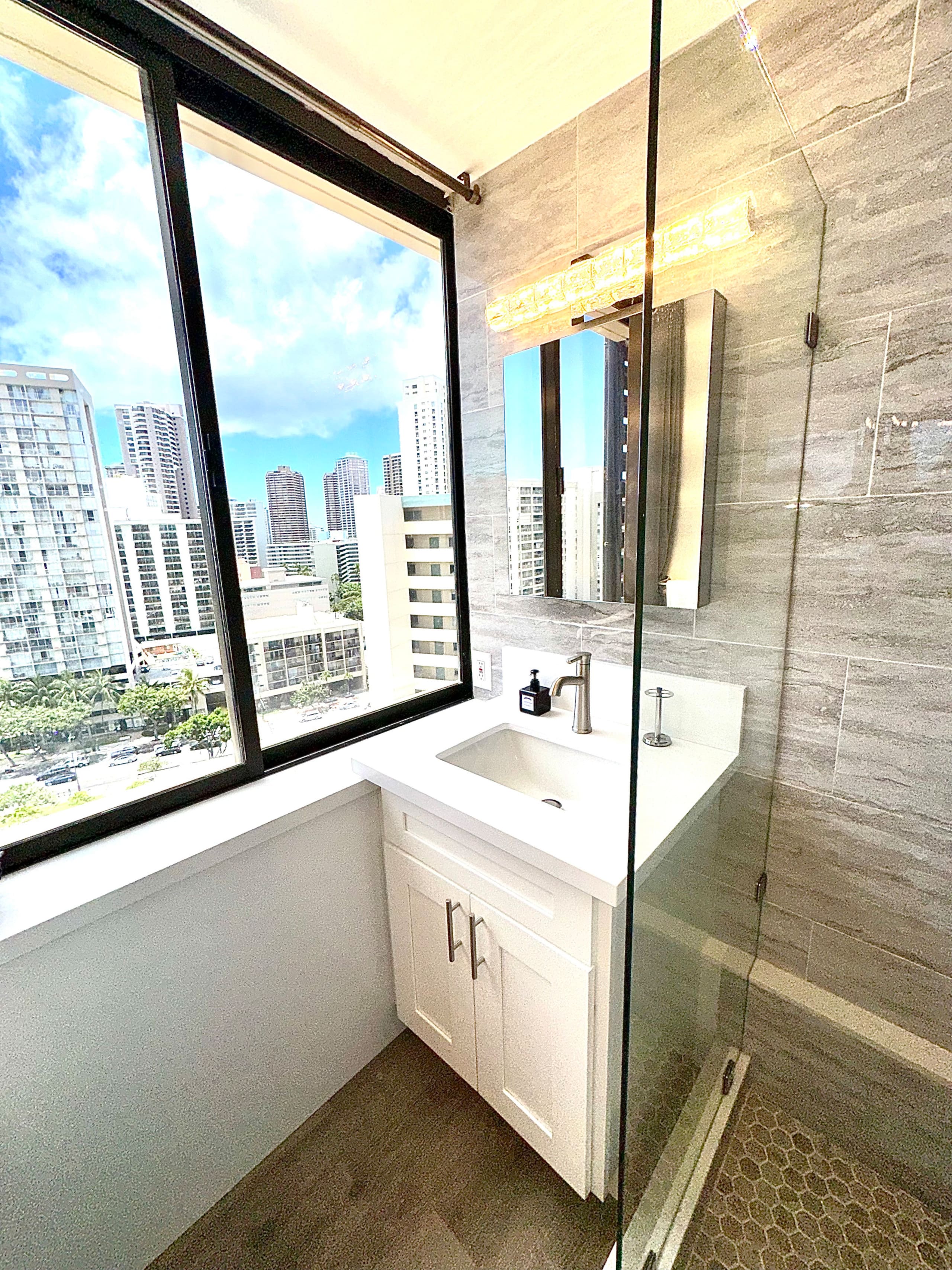 Condo in Honolulu · ★4.97 · Studio · 1 bed · 1 private bath - Image 7
