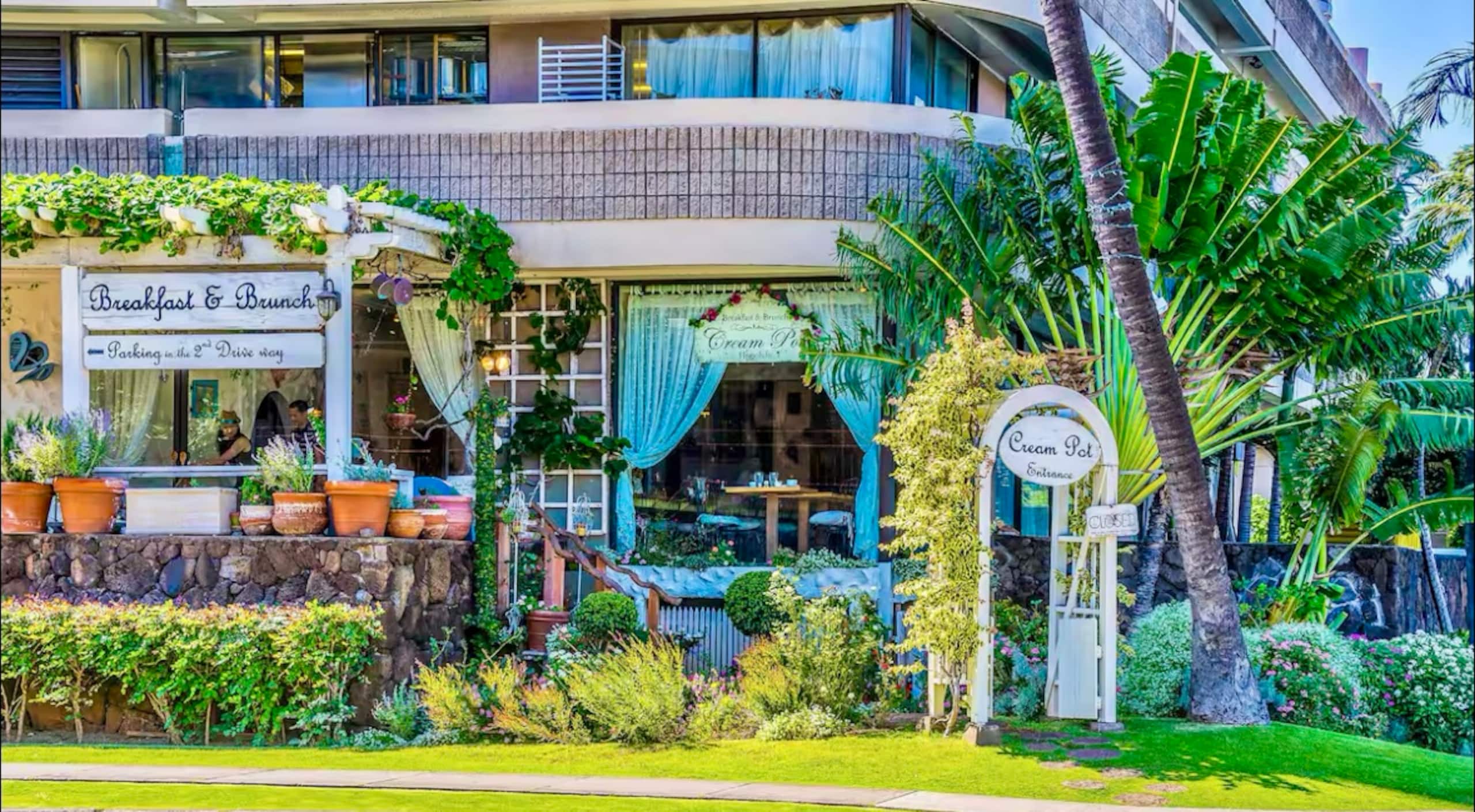 Condo in Honolulu · ★4.97 · Studio · 1 bed · 1 private bath - Image 12