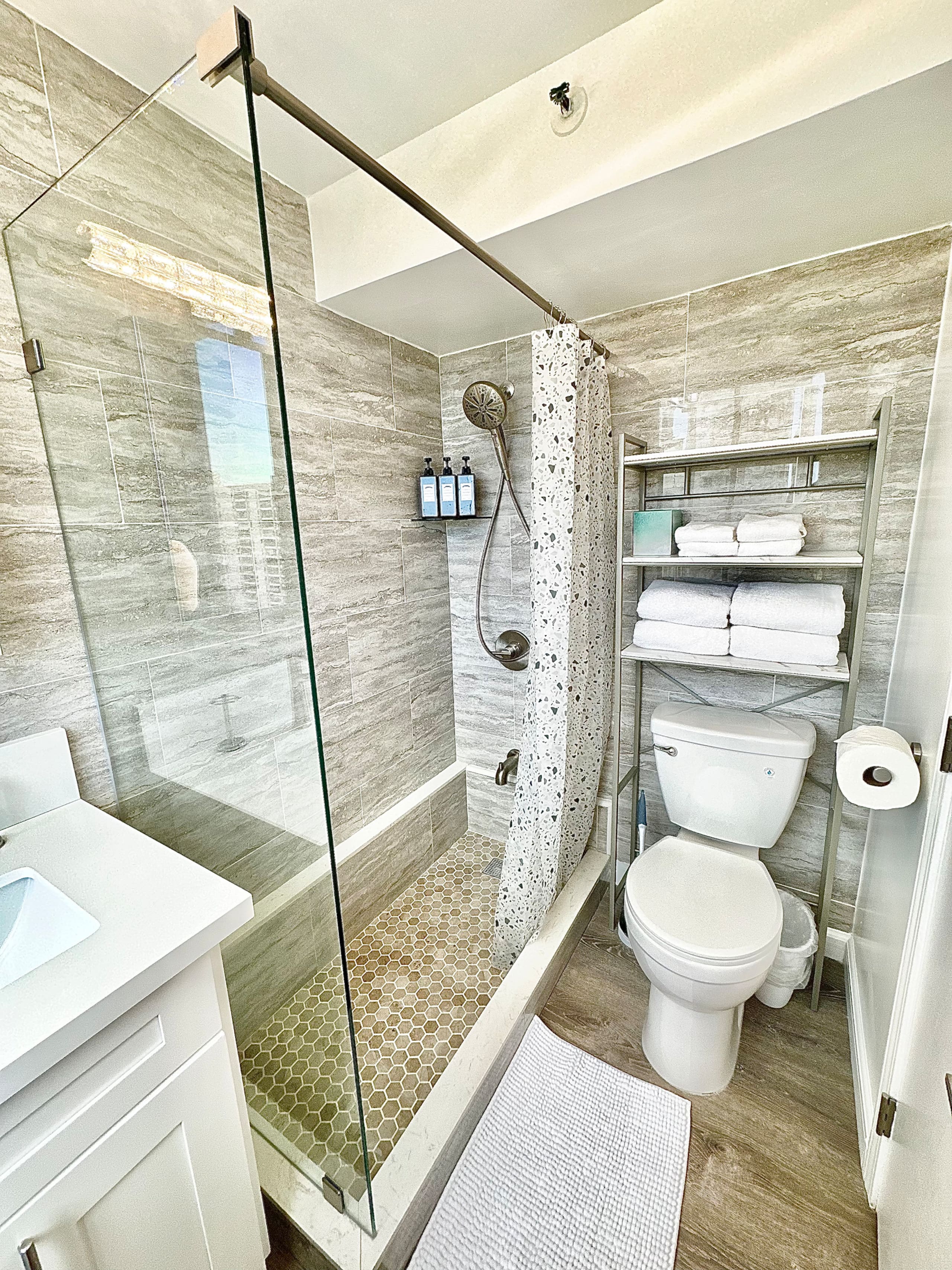Condo in Honolulu · ★4.97 · Studio · 1 bed · 1 private bath - Image 8