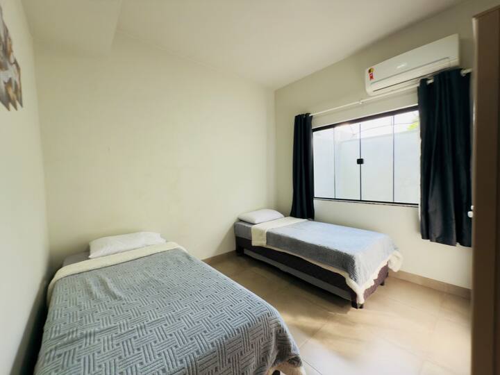 ️ חדר עם 2 מיטות נפרדות, שיכול להכיל עד 4 אנשים בנוחות. יש בו מיזוג אוויר וחלון גדול לאוורור טוב ותאורה טבעית.