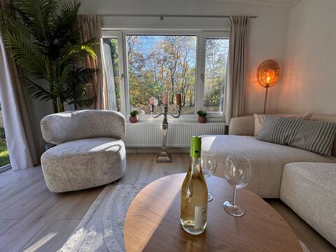 Top performing Airbnb: Deluxe facing the woods chalet with jacuzzi. in Hoenderloo En Omgeving