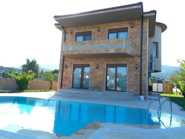 CLOSE TO THE BEACH | 5-Bedroom, 3-Story, with Jacuzzi & Sauna