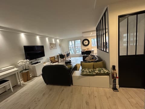 Top performing Airbnb: Paris East apartment, modern, spacious, 4 bedrooms in Montreuil