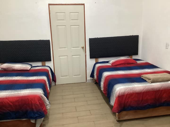 Საძინებელი №1, ცალკე სააბაზანო. Პირდაპირ აუზზე გასასვლელი და ხის სასადილო ოთახი. Თქვენ მიერ არჩეული საბუთების არჩევა შეგიძლიათ 3 მოდელის ფარგლებში. 