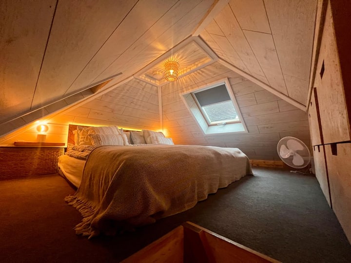 Kjo është dhoma jonë e gjumit në loft, ka një velux dhe një dritare arratisjeje.  Ki parasysh se dhoma e kokës është e kufizuar, dysheku është një super king dhe një jorgan dopio secili.