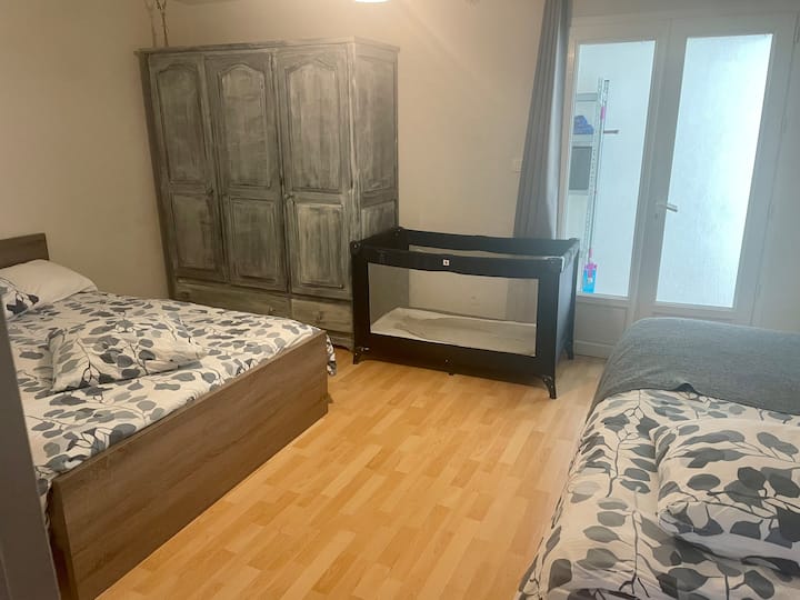 Bedroom with a bed for 2 people 1 bed 1 crib 