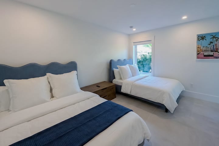 Ground-floor bedroom next. 