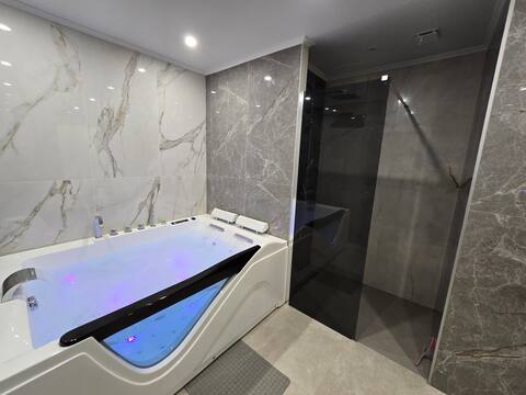 Spacious and modern loft with Balneo area