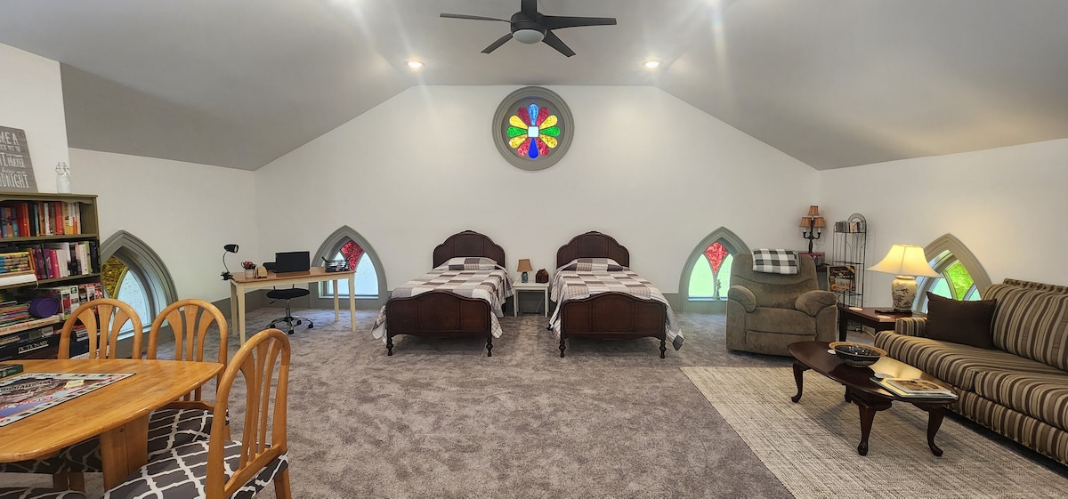 ლოფტში განთავსებულია 2 ერთადგილიანი საწოლი მისაღები ოთახის სივრცით, საოფისე მაგიდით, ტელევიზორით, თამაშებით, წიგნებით და ა.შ. 