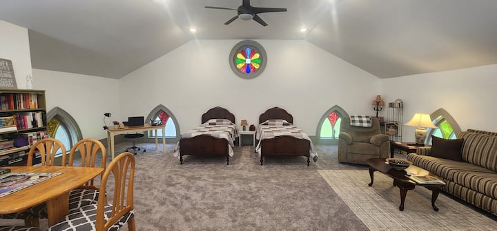 2 односпальные кровати расположены в лофте с гостиной, офисным столом, телевизором, играми, книгами и т. д. 