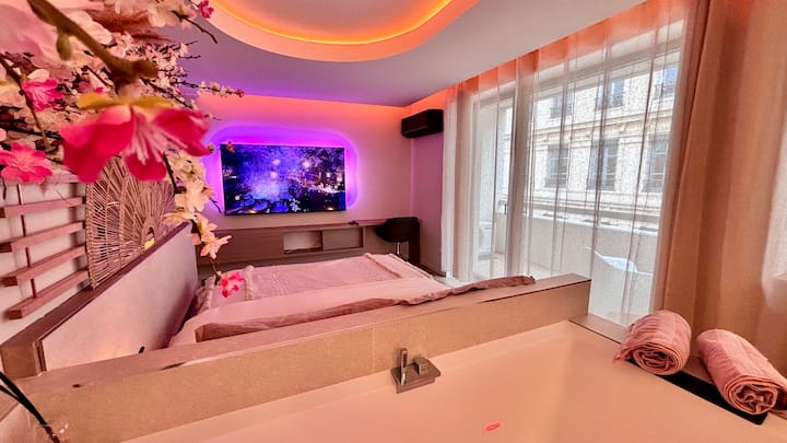 כדאי לנצל את הג'קוזי ואת יישור המיטה כדי לצפות בסרט או בסרטון מרגיעים מכל מקום