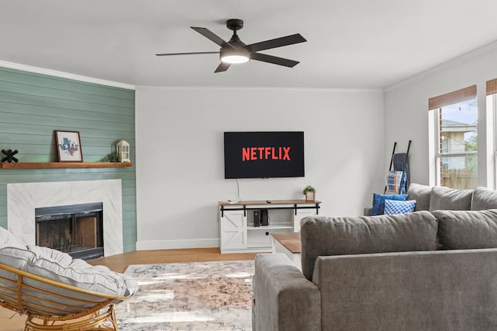 Útulná obývacia izba s inteligentnou televíziou pripravenou na noc pri sledovaní vášho obľúbeného filmu.