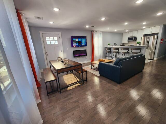 Huge 5BR in Best Location | 25 Min to NYC gallery image 2