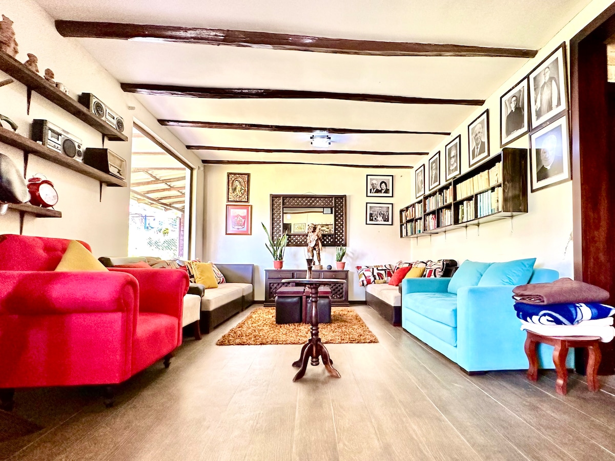 חדר יחיד מרווח, עם חלונות גדולים מחוץ לנכס.