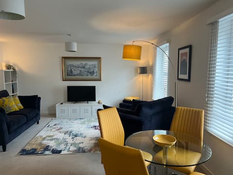 Top performing Airbnb: Central 2bedroom flat &Parking, near transport hub in Sighthill & Gorgie