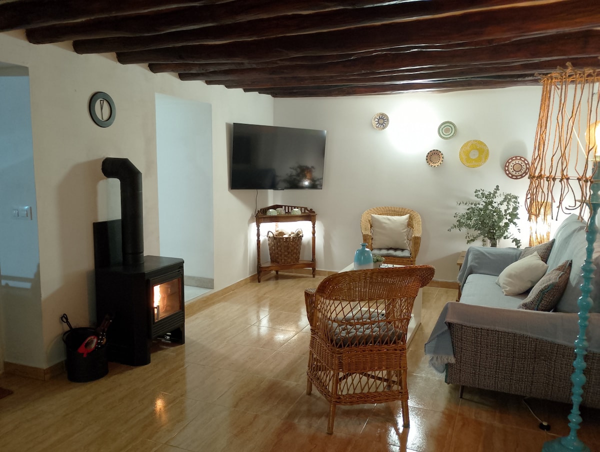 трпезарија со камин на дрва и 55-инчен паметен телевизор 