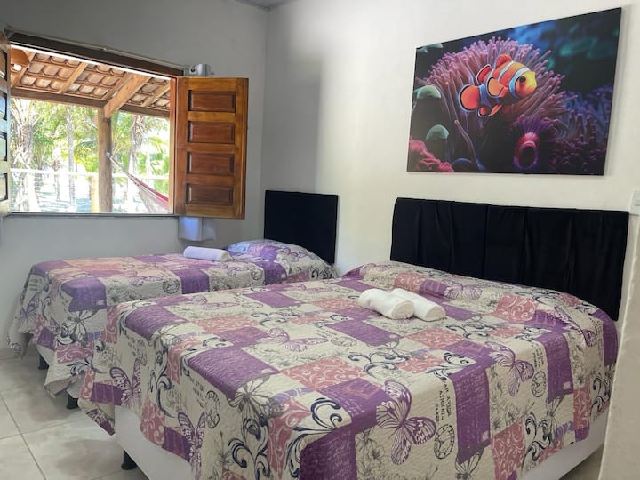 Spavaća soba s bračnim krevetom, krevetom za jednu osobu i dodatnim ležajem 
KLIMATIZACIJA, zavjesa na prozorima – pogled na more