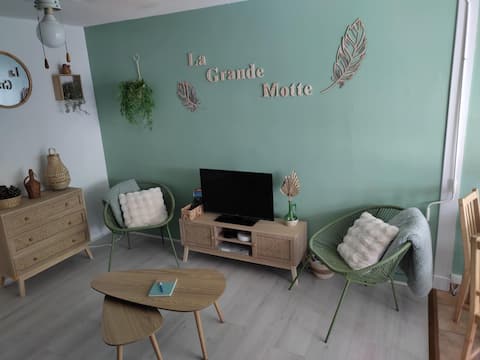 Popular Airbnb listing: Large cabin studio on the ground floor, parking, air conditioning and Wi-Fi in La Grande Motte