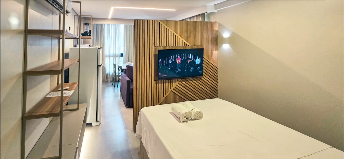 Нашата соба со уникатен дизајн.
фиоки за поддршка, двоен кревет, паметен телевизор, клима уред