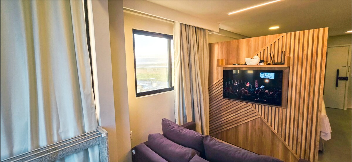 Во нашата дневна соба има паметен телевизор за две средини.
Поглед од дневната соба кон мангров простор. 
Клима уред