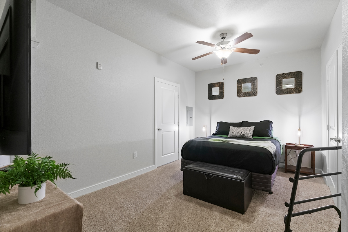 Relax at SoCo minutes from Downtown Austin!