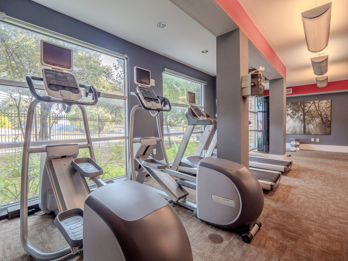 Relax at SoCo minutes from Downtown Austin!
