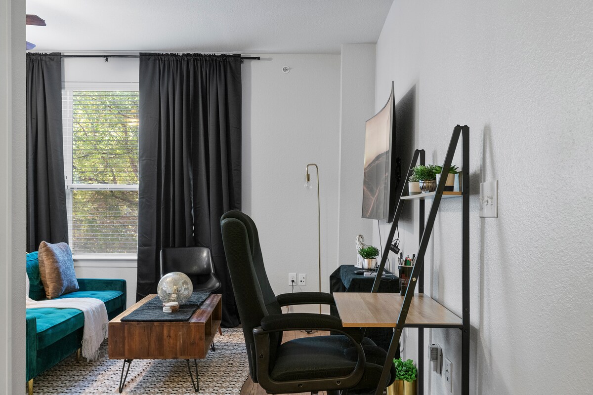 Relax at SoCo minutes from Downtown Austin!