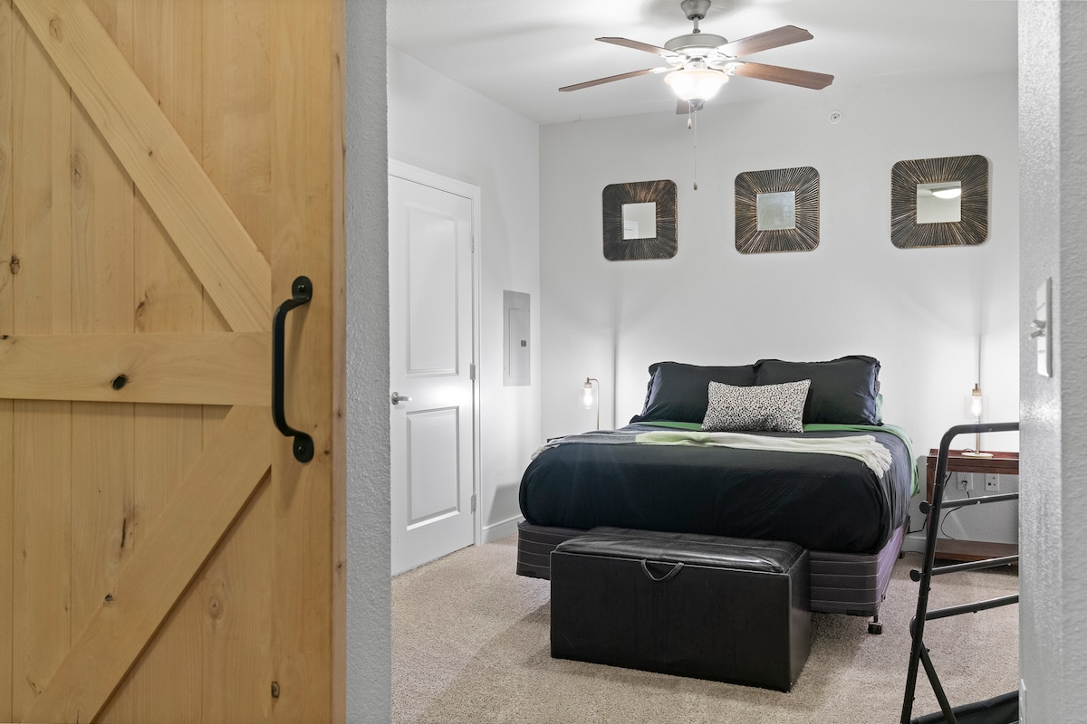 Relax at SoCo minutes from Downtown Austin!