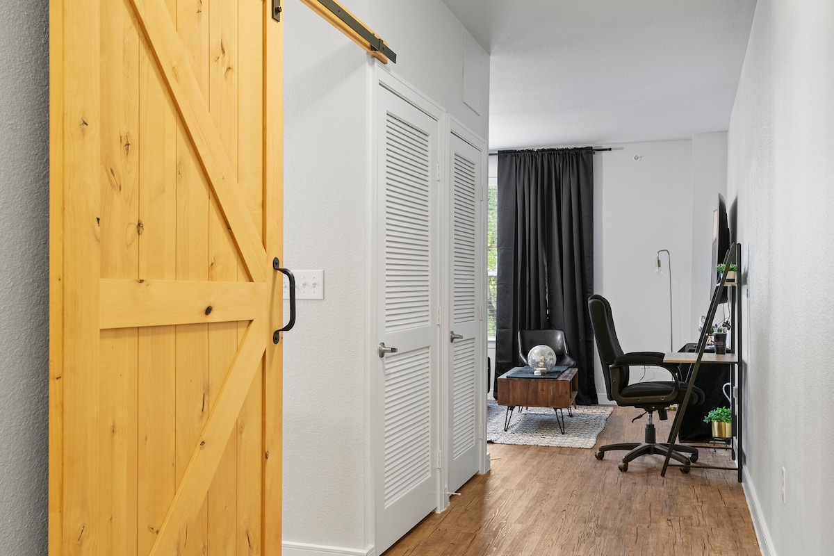 Relax at SoCo minutes from Downtown Austin!
