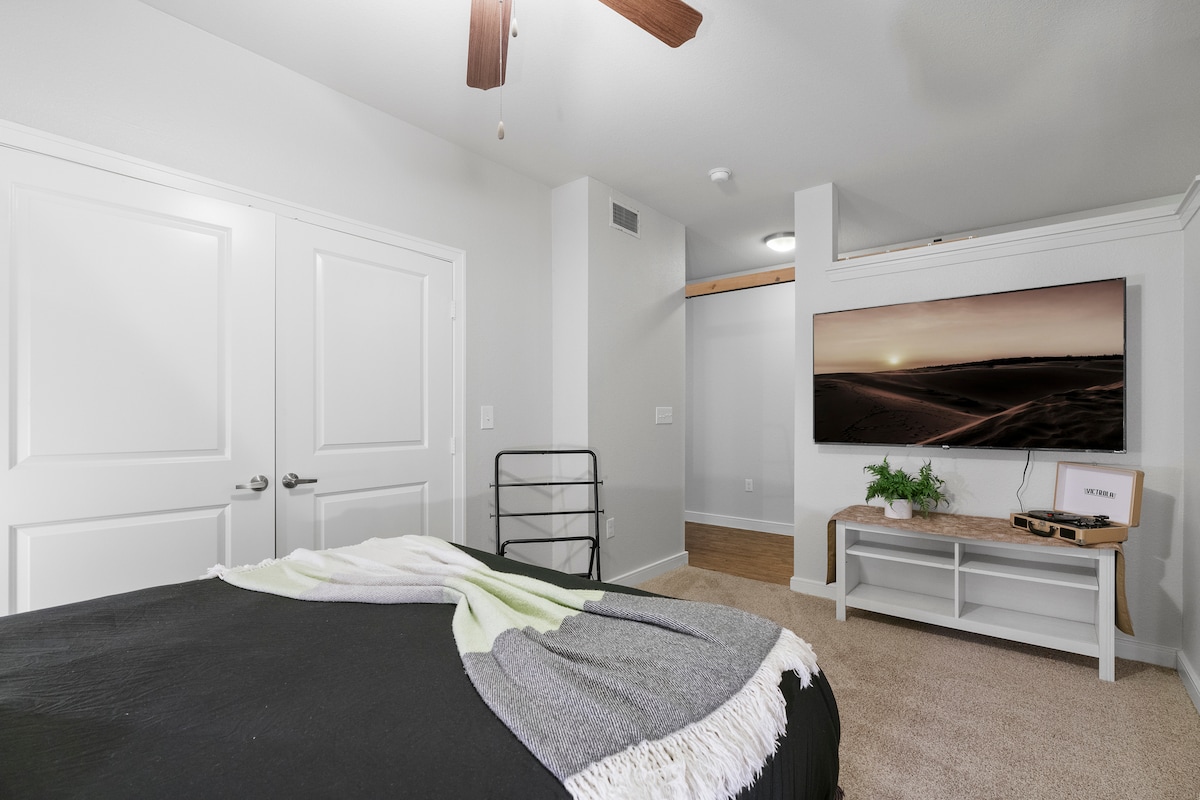 Relax at SoCo minutes from Downtown Austin!
