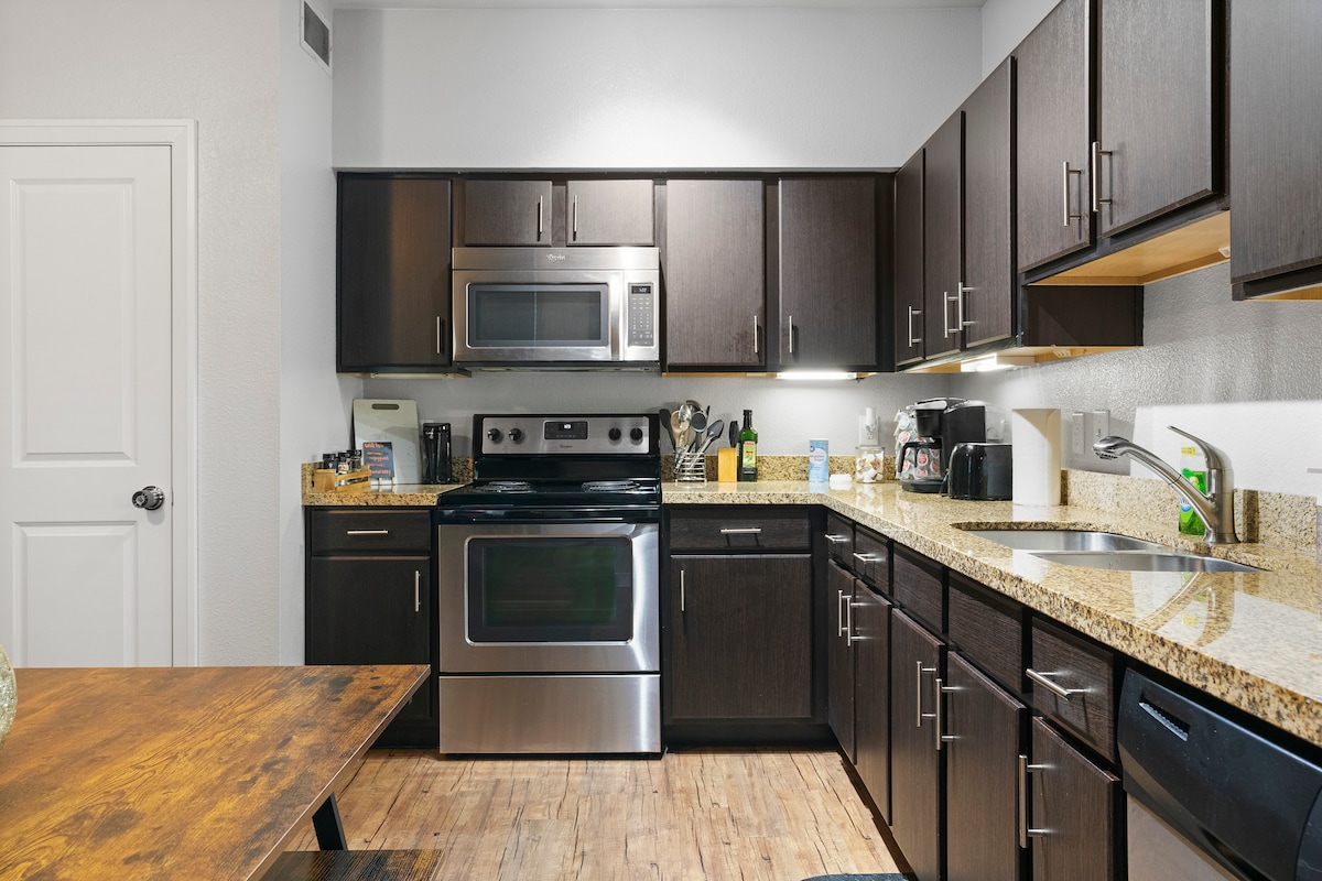 Relax at SoCo minutes from Downtown Austin!