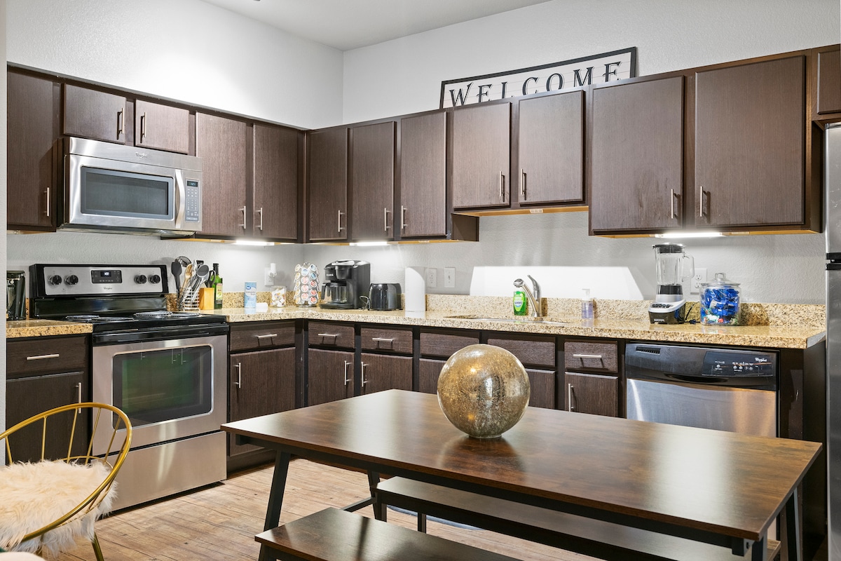 Relax at SoCo minutes from Downtown Austin!