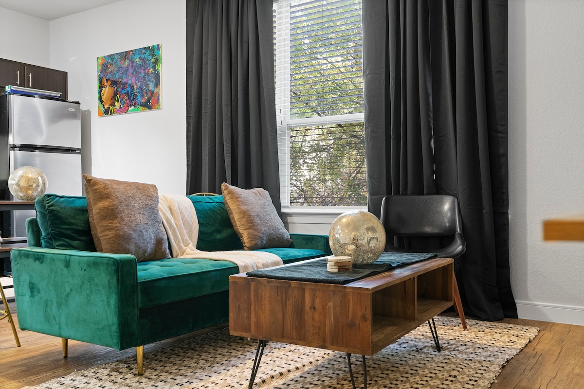 Relax at SoCo minutes from Downtown Austin!